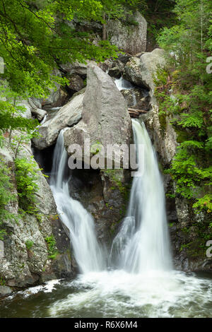 Bash Bish Bach stolpern über eine Reihe von Felsen und Klippen an Bash Bish Falls. Bash Bish Falls State Park, Massachusetts Stockfoto