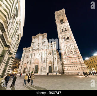 Platz Blick auf das Baptisterium, den Dom und Giottos Turm bei Nacht in Florenz, Italien. Stockfoto