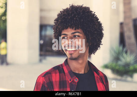 Happy african american hipster Mann mit Afro Frisur in der Stadt Stockfoto