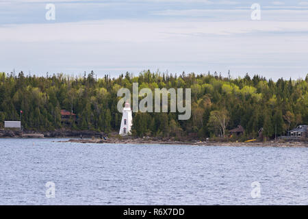 Menschen, die auf der felsigen Küste in der Nähe von grossen Wanne Leuchtturm am Eingang der Großen Wanne Hafen, Tobermory, Ontario, Kanada Stockfoto