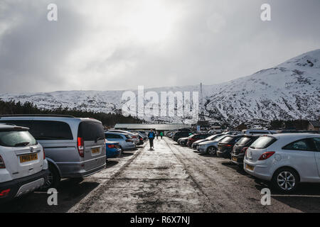 Glencoe, Schottland - März 18, 2018: die Menschen zu Fuß auf dem Parkplatz von Glencoe Mountain Resort. Das Resort im Gebiet von außergewöhnlicher natürlicher b Stockfoto