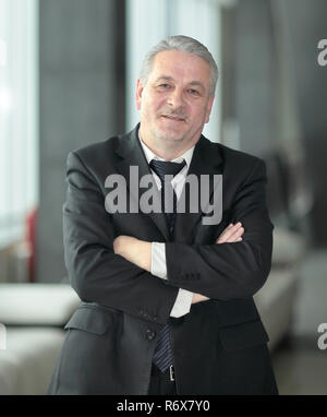 Porträt eines erwachsenen Geschäftsmann auf Office Hintergrund Stockfoto