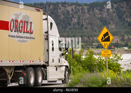 LILOOETT, BRITISH COLUMBIA, KANADA - JUNI 2018: Große Fracht ruck durch ein Schild an der Straße Seite in Lilooett Warnen von einem steilen Hügel. Stockfoto