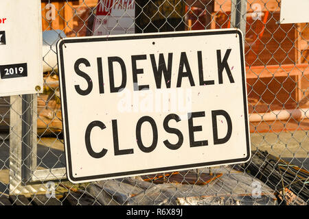 SEATTLE, WA, USA - Juni 2018: Auf einem Stadtzentrum Straße in Seattle Anmelden Information der Fußgänger die Straße wegen Bauarbeiten geschlossen ist, Stockfoto