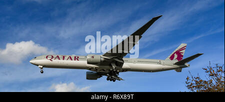 LONDON, ENGLAND - NOVEMBER 2018: Weitwinkelaufnahme einer Boeing 777 Jet von Qatar Airways im Endanflug in London Heathrow Flughafen zu landen. Stockfoto