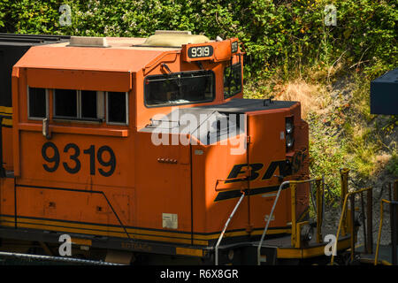 SEATTLE, Washington State, USA - JUNI 2018: Nähe zu sehen, eine Schwere Güterzuglokomotive vor einem Güterzug in Seattle. Stockfoto