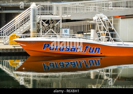 SEATTLE, Washington State, USA - JUNI 2018: Schnelles Schnellboot für Parasailing an einem Steg auf einem Pier in Seattle gebunden. Stockfoto