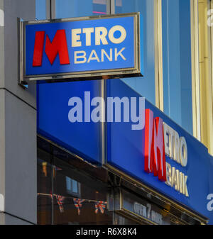 WINDSOR, ENGLAND - NOVEMBER 2018: Zeichen auf der Vorderseite der Metro Bank in Windsor Innenstadt. Stockfoto