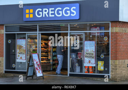 M4 SERVICES, Reading, England - NOVEMBER 2018: Kunden in eine Filiale der Greggs am M4-Station im Lesen. Stockfoto