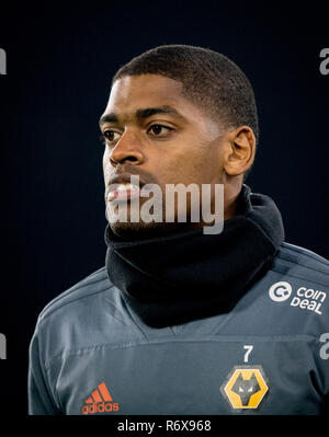 Ivan Cavaleiro der Wölfe vor Gleichen während der Premier League Match zwischen Wolverhampton Wanderers und Chelsea an Molineux, Wolverhampton, England Stockfoto