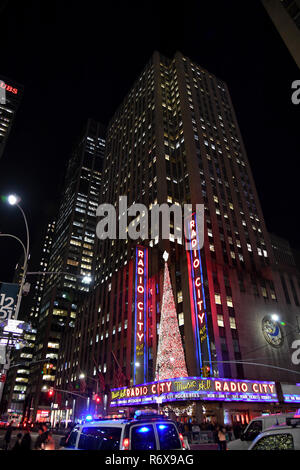 NEW YORK CITY - DEC. 25, 2014: New York City Sehenswürdigkeiten, Radio City Music Hall, das Rockefeller Center mit Weihnachtsschmuck in Midtown, Ma eingerichtet Stockfoto