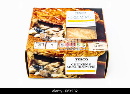 Tesco Huhn und Mushroom pie in den Karton. Stockfoto