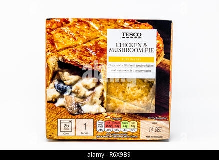 Tesco Huhn und Mushroom pie in den Karton. Stockfoto