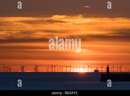 Rapunzeln Windpark vor der Küste von Sussex, mit Laboe Leuchtturm bei Sonnenuntergang in den Ärmelkanal. Stockfoto