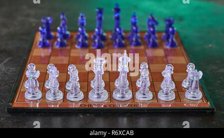 Ein Schachbrett auf dem Tisch Stockfoto