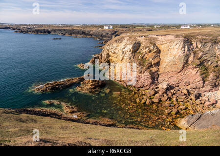 Die zerklüftete Küstenlinie an Rhoscolyn auf Anglesey, Nordwales Stockfoto