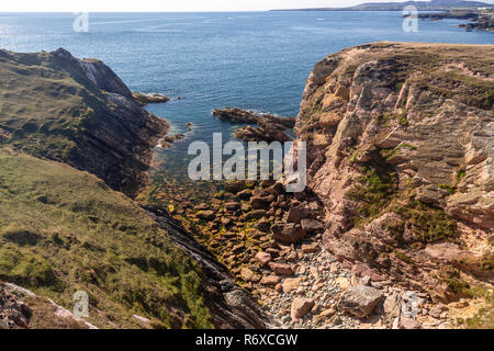 Die zerklüftete Küstenlinie an Rhoscolyn auf Anglesey, Nordwales Stockfoto