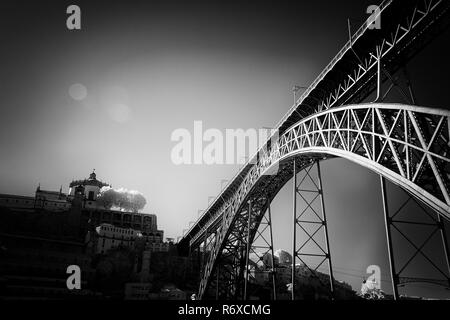 Altes Eisen Don Luis Brücke über den Fluss Douro, Porto, Portugal. Analog infrarot Filter und einige digitale Filter einschließlich Lärm verwendet. Stockfoto