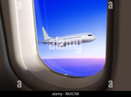 Kommerzielle Flugzeug fliegt in den Himmel, Blick aus dem Fenster des Flugzeuges Stockfoto