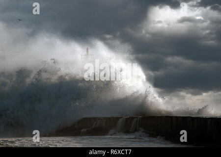 Grossen Sturm wave gegen Leuchtturm von Vila do Conde, nördlich von Portugal (enhanced Himmel) Stockfoto