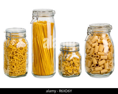 Pasta in großen Gläsern Stockfoto