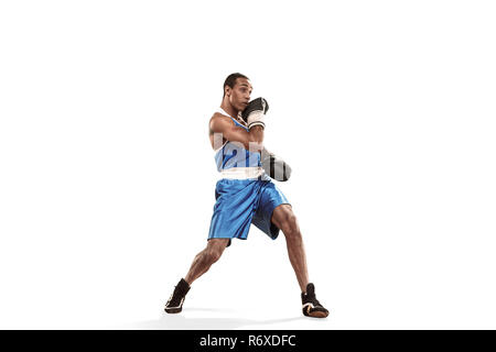 Sportliche Mann beim Boxen Übung machen. Foto der Boxer auf weißem Hintergrund Stockfoto