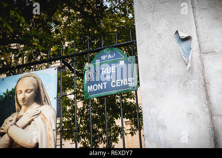 Paris, Frankreich, 6. Oktober, 2018: blau Straßenschild in der Mitte des berühmten Montmartre Square, wo es auf Französisch 18. arrondissement Mont geschrieben wird Stockfoto