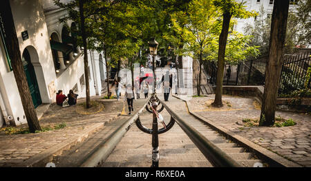 Paris, Frankreich, 6. Oktober, 2018: die Menschen bewegen sich auf der berühmten Treppe des Montmartre ein Tag der Herbst Stockfoto
