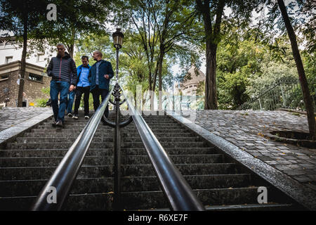 Paris, Frankreich, 6. Oktober, 2018: die Menschen bewegen sich auf der berühmten Treppe des Montmartre ein Tag der Herbst Stockfoto