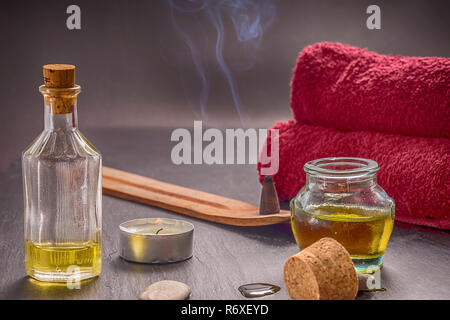 Zen Basaltsteine und Aroma Öl auf den Stein Hintergrund Stockfoto