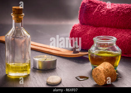 Zen Basaltsteine und Aroma Öl auf den Stein Hintergrund Stockfoto
