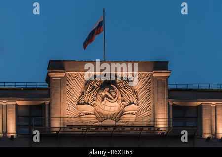 Staat Flagge der Russischen Föderation über die Staatsduma Stockfoto