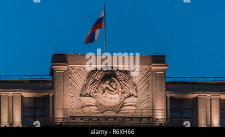 Staat Flagge der Russischen Föderation über die Staatsduma Stockfoto