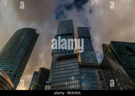 Bottom-up-Sicht der Wolkenkratzer und fliegenden Wolken Stockfoto