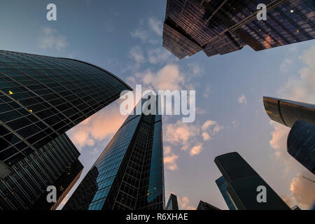 Bottom-up-Sicht der Wolkenkratzer und fliegenden Wolken Stockfoto