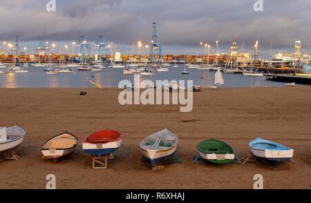 Botes en la playa. Bahia con veleros. Boote am Strand. Bucht mit Segelboote Stockfoto