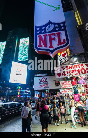 New York City, USA - 30. Juli 2018: Erfahrung shop der National Football League (NFL) am Times Square bei Nacht mit Menschen um und großen advertisin Stockfoto