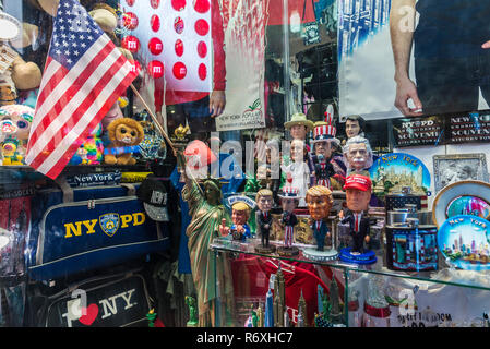 New York City, USA - 30. Juli 2018: Anzeige eines Souvenir Shop mit Figuren von Donald Trump am Times Square bei Nacht in Manhattan in New York City, USA Stockfoto