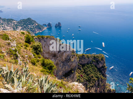 Ein Blick auf die Faraglioni von der Spitze des Monte Solaro Stockfoto