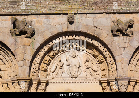 Tür in die Kirche von Dinan, Cotes d'Armor, Bretagne, Frankreich Stockfoto