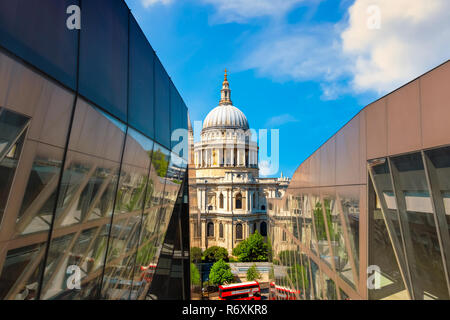 St. Paul's Cathedral in London, England London, Großbritannien - 15 Mai 2018: die St Paul's Kathedrale in 604 gegründet, die heutige Kathedrale stammt aus dem späten 17. Jahrhundert d Stockfoto