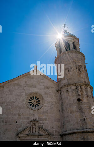 Fassade und Glockenturm der Basilika Unserer Lieben Frau von den Felsen Stockfoto