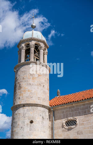 Der Glockenturm der Basilika Unserer Lieben Frau von den Felsen Stockfoto