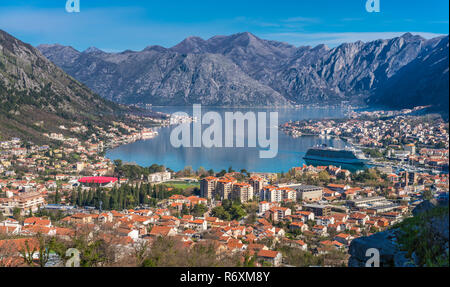 Atemberaubende Landschaft der Bucht von Kotor Stockfoto