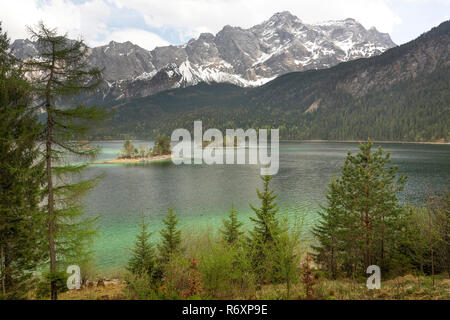 Eibsee im Frühjahr mit Blick auf die Zugspitze Stockfoto