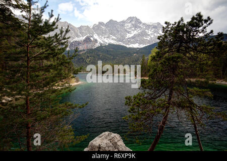 Eibsee im Frühjahr mit Blick auf die Zugspitze Stockfoto