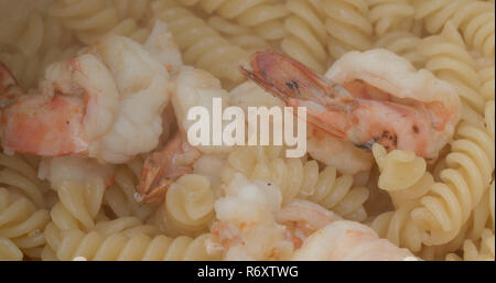 Pfanne braten Butter Fusilli und Garnelen Stockfoto