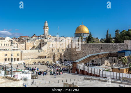 Jerusalem, Israel - Okt 28 2018 - Die Mauer in der Stadt, in Jerusalem in einem blauen Himmel Tag mit Menschen davor beten Stockfoto