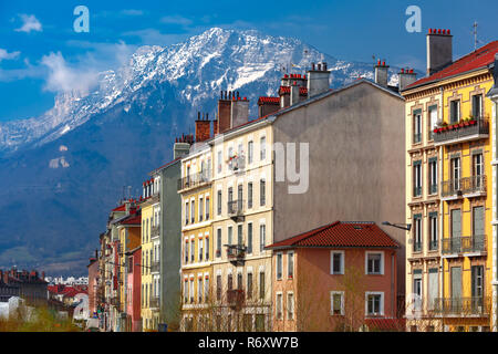 Häuser mit Ziegeldächern und Rohrleitungen, Grenoble, Frankreich Stockfoto