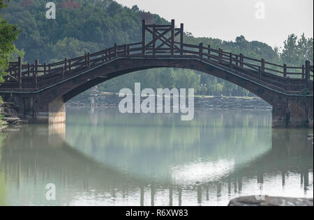 Chinesische Brücke an einem ruhigen Kanal. Bei Chibi Stadt. Die Brücke aus Holz. Alte Brücke in drei reich Schlacht Feld in Hubei China. Stockfoto